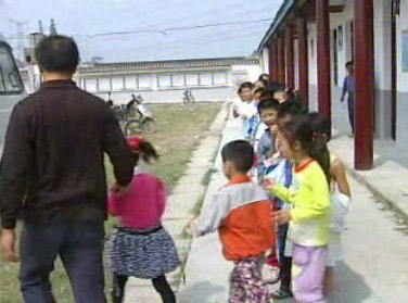 農(nóng)村學(xué)生 越來越多乘車上學(xué)