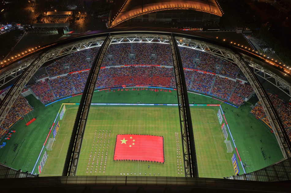 10月7日,“蘇超”淘汰賽1/4決賽南通隊主場對陣淮安隊,南通體育會展中心頂蓋打開。許叢軍攝